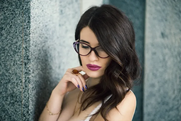 Lakiery hybrydowe a styl biznesowy – elegancja w pracy