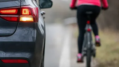 Rowerzysta stracił panowanie na przejeździe. 66-latka trafiła do szpitala