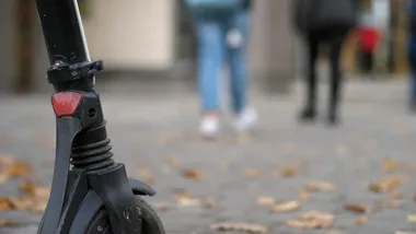 Potrącenie na placu szkolnym w Boniowicach. Pieszy trafił do szpitala