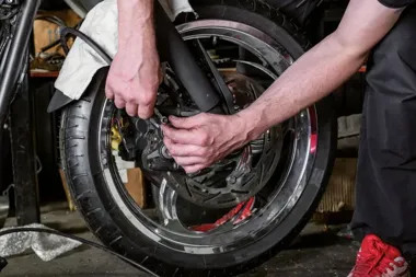 Kiedy odpowietrzyć hamulce w motocyklu, aby przywrócić twardą klamkę i pełną kontrolę nad jednośladem?