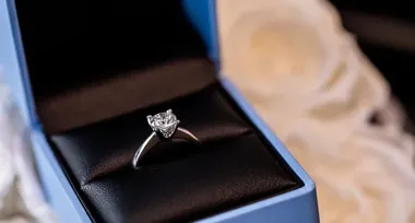 Pierścionek zaręczynowy z diamentem – na co zwrócić uwagę przy wyborze?
