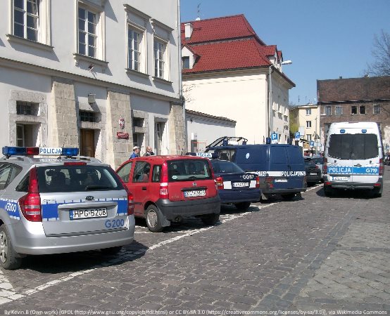Policja Tarnowskie Góry: Szczególna ostrożność i zmniejszenie prędkości to obowiązki kierującego
