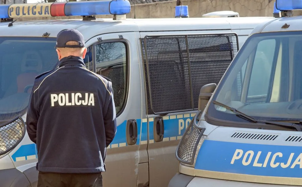 Komendant i Zastępca z Tarnogórskiej Policji składają wielkanocne życzenia mieszkańcom