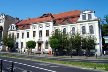 Znicze przy tablicach pamięci – hołd dla ofiar Zbrodni Katyńskiej w kilku miejscach miasta