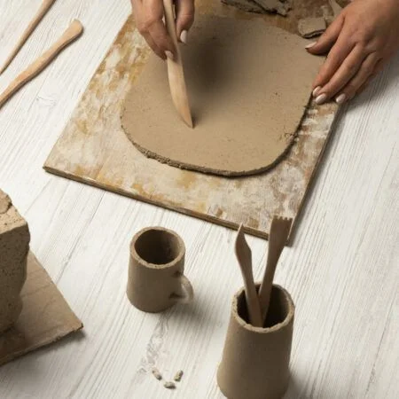 Grafika promocyjna wydarzenia Warsztaty ceramiczne dla dzieci grupa I – twórczy czas z gliną