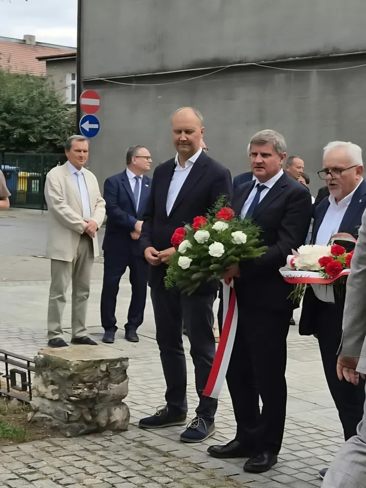 W Tarnowskich Górach odsłonięto skwer. Upamiętnia księdza wspierającego strajkujących
