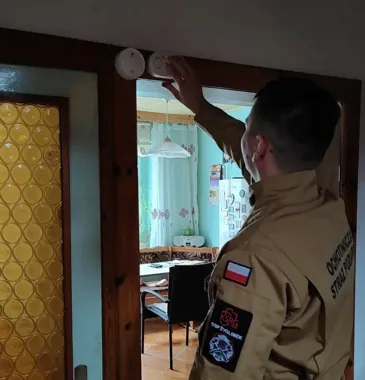 Czujniki czadu i dymu trafiły do potrzebujących w Miasteczku Śląskim