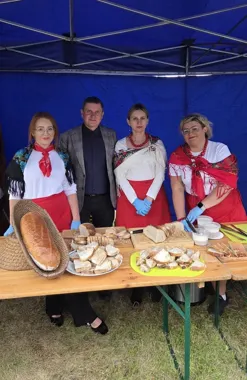 W Żyglinie upieczono około 60 bochenków – tradycja wróciła do odnowionego pieca