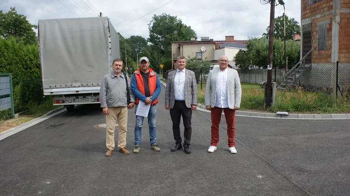Ulica Rydla po remoncie. Dziury i spękania zastąpiła nowa nawierzchnia