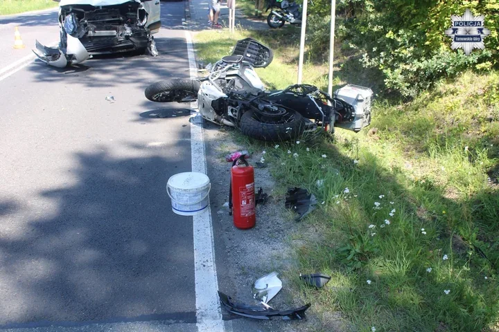 Zderzenie motocykla z Toyotą w Kaletach - dwie osoby trafiły do szpitala