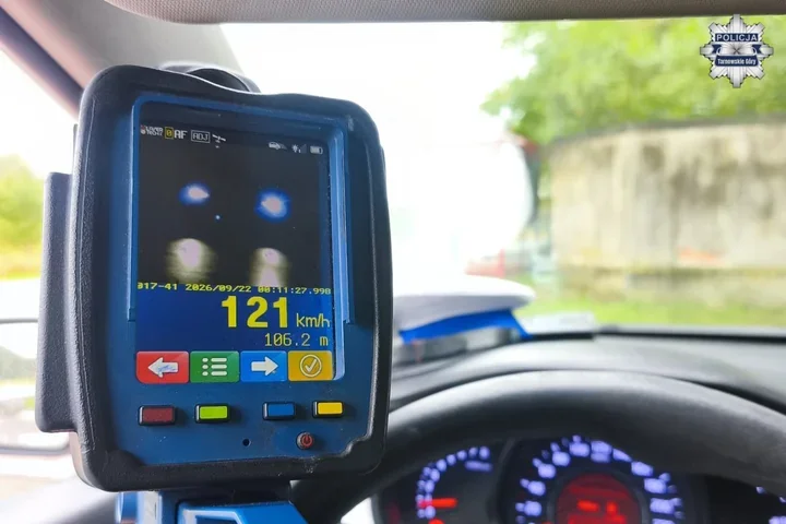 121 km/h w terenie zabudowanym. 21-latek stracił prawo jazdy