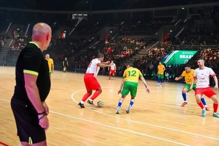 Tarnogórski policjant sędziował mecz legend z Falcão na parkiecie w Gliwicach