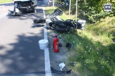 Zderzenie motocykla z Toyotą w Kaletach - dwie osoby trafiły do szpitala