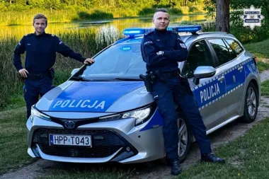 Policjanci zauważyli pożar podczas patrolu. Ewakuowali pięć osób