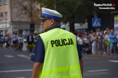 Telefon w ręce i jeden krok za daleko - Policja ostrzega przed pasami
