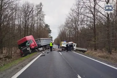 Na DK78 zjechał na czołówkę - zginął 61-latek, są ranni
