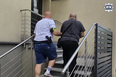 Dzielnicowy po służbie namierzył sprawców kradzieży z marketu w Tworogu