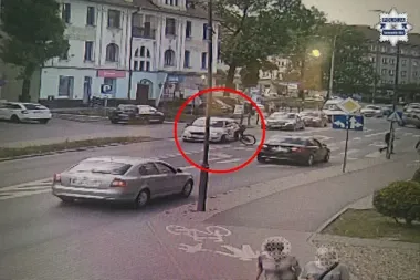 Sekundy od tragedii przed komendą - rowerzystka wjechała w skodę