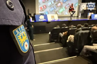 W Tarnowskich Górach policja i mistrz Dakaru ostrzegli przyszłych kierowców