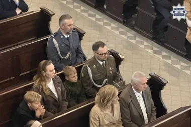 Tarnogórska policja stanęła pod tablicą, a pamięć wybrzmiała mocniej niż słowa