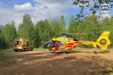 Zjazd z pagórka skończył się dramatem - 13-latek trafił śmigłowcem do szpitala