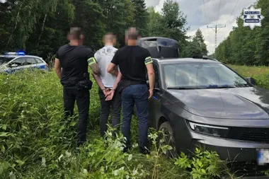 Napadł z nożem na sklep. 19-latek został zatrzymany po wypadku Opla