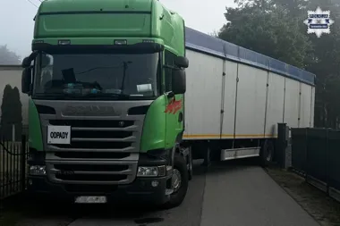Scania z naczepą nie zmieściła się na kaletańskim zakręcie