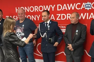 Po służbie oddał ponad 22 litry krwi. Tarnogórski policjant z medalem