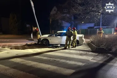 Sportowy Dodge wypadł z drogi - 25-latek uderzył w słup i wyszedł bez szwanku