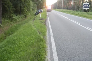 Nadmierna prędkość zakończyła jazdę w rowie, pasażerka trafiła do szpitala