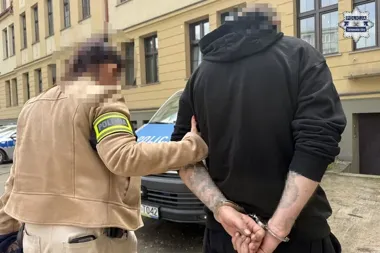 Mężczyzna rzucał cegłami w okna - po nocy w celi usłyszał zarzut