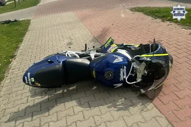 Skręt w lewo skończył się szpitalem dla motocyklisty w Radzionkowie