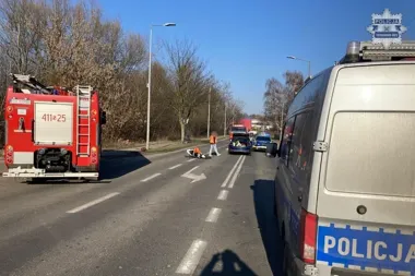 Cofnięcie doprowadziło do zderzenia trzech pojazdów - motocyklista trafił do szpitala