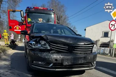 Moment nieuwagi w Zbrosławicach - 22-latek uderzył w Mini, 38-latka trafiła do szpitala