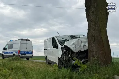 51-latek zasłabł za kierownicą. Renault wbiło się w drzewo, trzy osoby w szpitalu