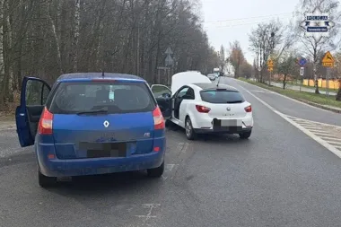 Jedna chwila na obwodnicy i dwa auta zderzyły się na skrzyżowaniu