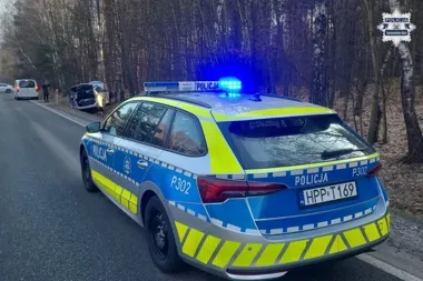 76-latek zjechał z DW 908 - Toyota uderzyła w drzewo pod Tarnowskimi Górami