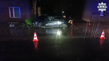 BMW w Radzionkowie uderzyło w drzewo - dwóch rannych w szpitalu