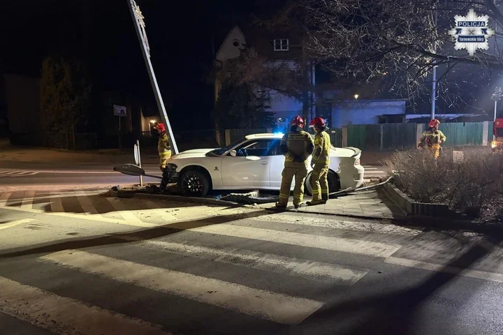 Sportowy Dodge wypadł z drogi - 25-latek uderzył w słup i wyszedł bez szwanku