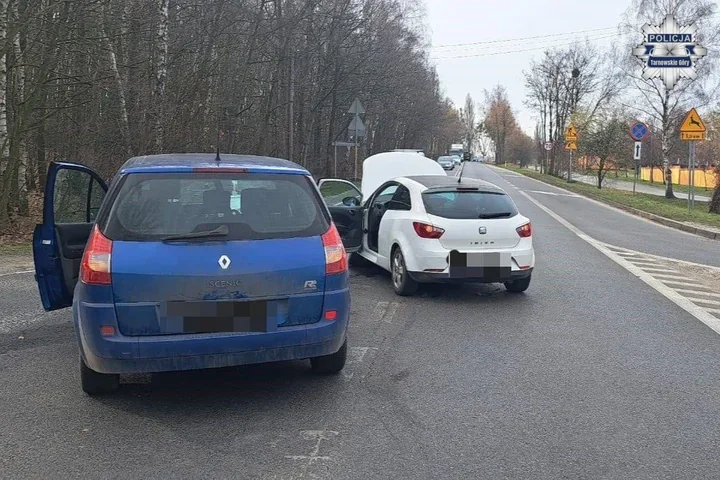 Jedna chwila na obwodnicy i dwa auta zderzyły się na skrzyżowaniu