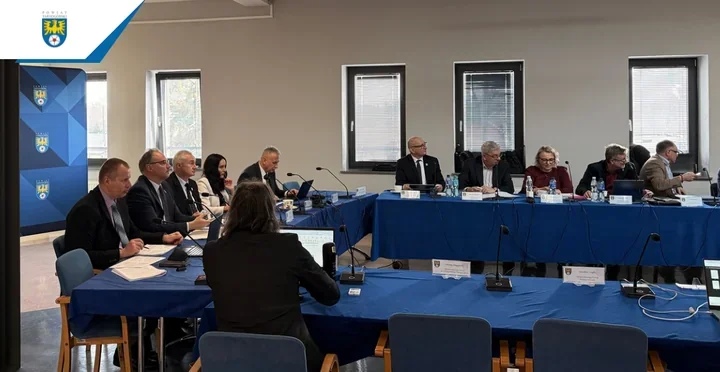 Powiat ustawił finanse i zasady pracy szkół podczas sesji pełnej decyzji