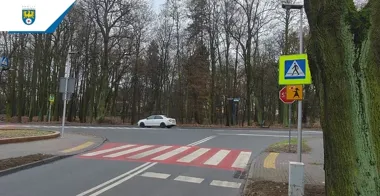 Jaśniejsze pasy mają dać pieszym przewagę nad ciemną jezdnią