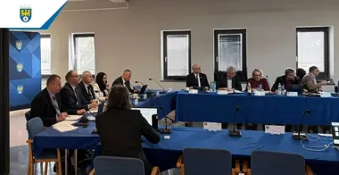 Powiat ustawił finanse i zasady pracy szkół podczas sesji pełnej decyzji